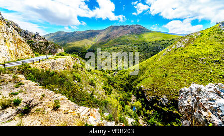 Spektakuläre Sicht auf den Franschhoek Pass, auch genannt Lambrechts Road R45, entlang Middagskransberg zwischen Franschhoek und Villiersdorp in der Western Cape Stockfoto