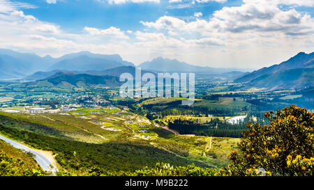 Spektakuläre Sicht auf den Franschhoek Pass, auch genannt Lambrechts Road R45, entlang Middagskransberg zwischen Franschhoek und Villiersdorp in der Western Cape Stockfoto