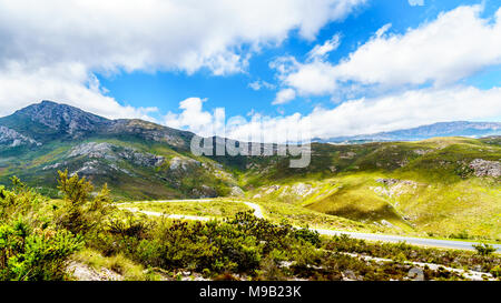 Spektakuläre Sicht auf den Franschhoek Pass, auch genannt Lambrechts Road R45, entlang Middagskransberg zwischen Franschhoek und Villiersdorp in der Western Cape Stockfoto