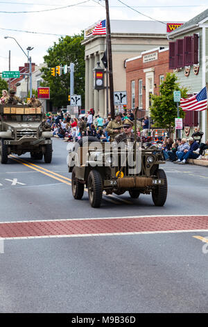 Mount Joy, PA, USA - 25. Mai 2013: WWII Nachstellung in einem Jeep in einer kleinen Stadt Amerika Memorial Day Parade. Stockfoto