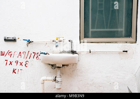 Alte Waschtisch auf weiße Wand in HongKong Stockfoto