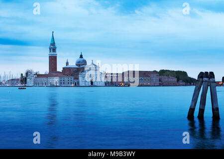 Ein Campanile und die Renaissance-Kirche von San Giorgio Maggiore, Osten der Insel Giudecca gegenüber St Marks Piazzetta in Venedig, bei Sonnenaufgang Stockfoto