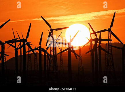 Strom erzeugen Windmühlen im Coachella Valley im südlichen Kalifornien bei Sonnenuntergang Stockfoto