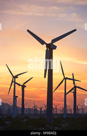 Strom erzeugen Windmühlen im Coachella Valley im südlichen Kalifornien bei Sonnenuntergang Stockfoto