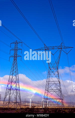 Ein Regenbogen neben hoher Spannung Elektrische übertragung Türme im Coachilla Valley im südlichen Kalifornien, in der Nähe von Palm Springs Stockfoto