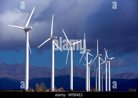 Windmühlen am Stadtrand von Palm Springs in Kalifornien im Coachilla Valley mit Sturm Wolken Stockfoto