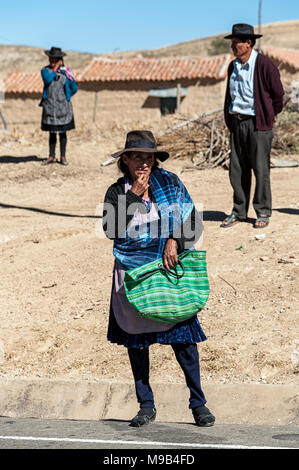 TARABUCO, BOLIVIEN - August 06, 2017: Unbekannter indigenen Muttersprache Quechua an der lokalen Tarabuco Sonntag Markt, Bolivien - Südamerika Stockfoto