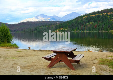 Eine leere Picknicktisch am Rande eines Bergsees Stockfoto