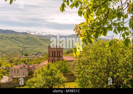 Anzeigen von Saint-Lizier mit seiner Kathedrale und die Pyrenäen Gipfel vom Palais des Évêques, Ariège, Frankreich Stockfoto