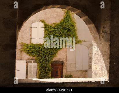 Arcade und typische Häuser in der Altstadt von Saint-Lizier, Ariège, Südfrankreich. Stockfoto