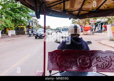 Reiten in ein Tuk-tuk, ein Motorrad mit Anhänger für den Transport von Passagieren, die De-facto-Taxi in Kambodscha und die meisten in Südostasien, Siem Reap, Kambodscha Stockfoto