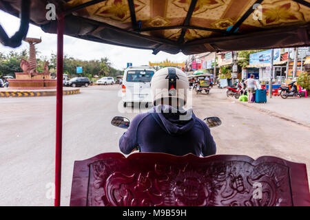 Reiten in ein Tuk-tuk, ein Motorrad mit Anhänger für den Transport von Passagieren, die De-facto-Taxi in Kambodscha und die meisten in Südostasien, Siem Reap, Kambodscha Stockfoto