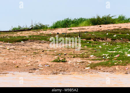 Riesige Mengen von Kunststoffflaschen, Säcke und Kisten, bei der Fluss Siem Reap in Kambodscha. Stockfoto