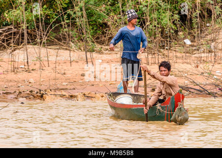 Zwei Fischer auf einem Boot auf dem Fluss Siem Reap Angeln für Muscheln. Siem Reap, Kambodscha. Stockfoto