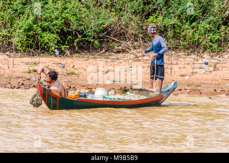 Zwei Fischer auf einem Boot auf dem Fluss Siem Reap Angeln für Muscheln. Siem Reap, Kambodscha. Stockfoto