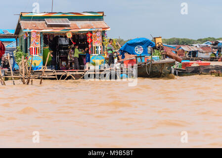 Ein schwimmendes Haus am Fluss Siem Reap, Kambodscha Stockfoto