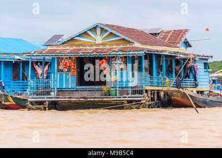 Ein schwimmendes Haus am Fluss Siem Reap, Kambodscha Stockfoto