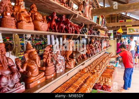 Aus Holz geschnitzte Souvenirs zum Verkauf in Kambodscha. Stockfoto