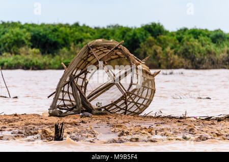 Fischernetze aus Bambus am Ufer des Fluss Siem Reap, Kambodscha Stockfoto