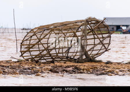 Fischernetze aus Bambus am Ufer des Fluss Siem Reap, Kambodscha Stockfoto