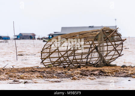 Fischernetze aus Bambus am Ufer des Fluss Siem Reap, Kambodscha Stockfoto