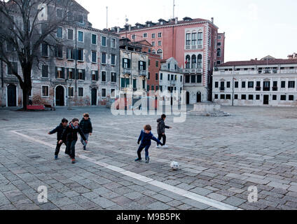 Kinder spielen Fußball am Campo San Polo, Venedig Stockfoto