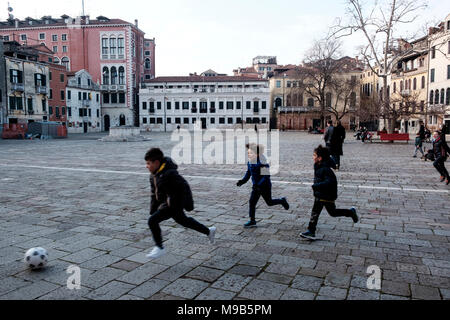 Kinder spielen Fußball am Campo San Polo, Venedig Stockfoto