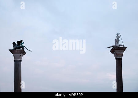 Spalte von San Marco (der geflügelte Löwe) und die Spalte von San Teodoro, die beiden Schutzheiligen von Venedig, wo St Mark's Square Grand entspricht Ca Stockfoto