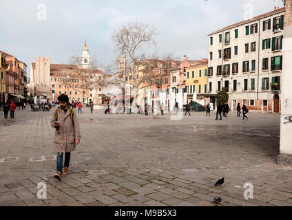 An einem Tag im März, die Menschen in Campo Santa Margherita, Dorsoduro Venedig Stockfoto