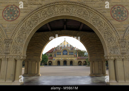 Stanford, Kalifornien - 19. März 2018: Die nordfassade der Gedächtniskirche vom Denkmal Gericht der wichtigsten Quad Stockfoto