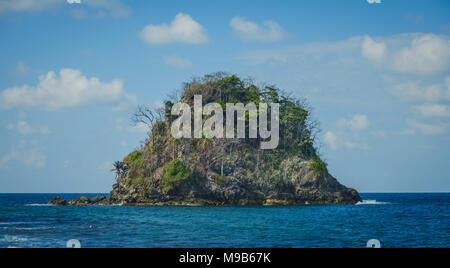 Kleine Insel im Ozean Wasser isoliert - Tropical Island - Stockfoto