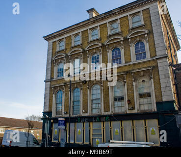 Mut Zeichen gelb London Stock Backsteingebäude nehmen Stockfoto