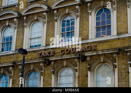 Mut Lammfell Art, London klassische Backsteinfassade nehmen Stockfoto