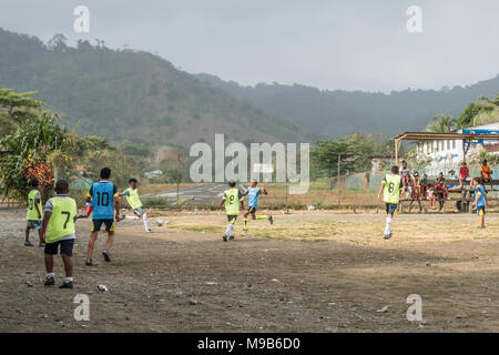 Capurgana, Kolumbien - März 2018: die Kinder Fußball spielen auf der Straße im Ortskern von Capurgana, Kolumbien. Stockfoto