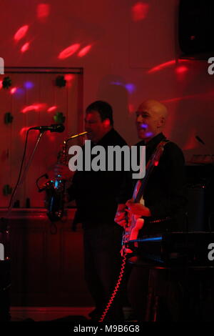 Die unbarmherzige Brüder & Joe Green Saxophonist live Musik Konzert in Elsenham, Essex, Großbritannien. 17. März 2018. Stockfoto