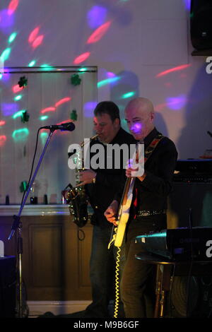 Die unbarmherzige Brüder & Joe Green Saxophonist live Musik Konzert in Elsenham, Essex, Großbritannien. 17. März 2018. Stockfoto