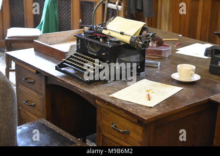 Bletchley Park. Innerhalb der Bibliothek im Herrenhaus in Bletchley Park codebreaking Büros. Schreibmaschine, Telefon. Stockfoto