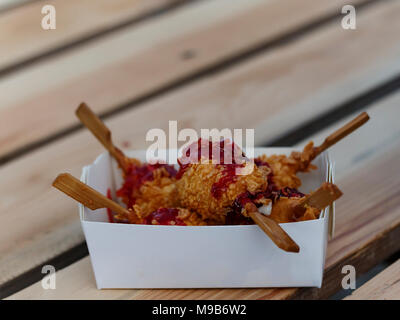 Frittierte käsebällchen in einer Box auf hellem Holztisch Stockfoto