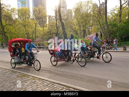 Drei Rikschas Rennen den Hügel hinauf, Central Park - New York April 2012 Stockfoto