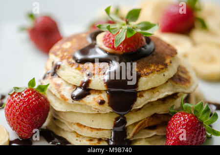 Stapel von türkischen Stil Pfannkuchen mit Erdbeeren und Schokolade Stockfoto