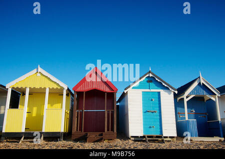 Eine Reihe von bunten Badekabinen am Strand von Thorpe Bay, Southend-on-Sea, Essex, Großbritannien Sonne sonnig Sonnenschein Credit: Ben Rektor/Alamy Stock Foto Stockfoto