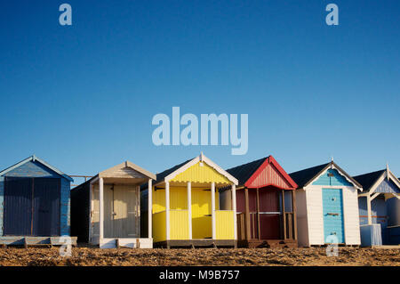 Eine Reihe von bunten Badekabinen am Strand von Thorpe Bay, Southend-on-Sea, Essex, Großbritannien Sonne sonnig Sonnenschein Credit: Ben Rektor/Alamy Stock Foto Stockfoto