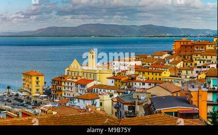 Editorial: 8. Oktober 2017: Porto Santo Stefano, Italien. Landschaft am Meer Antenne Panoramablick, sonnigem Wetter Stockfoto