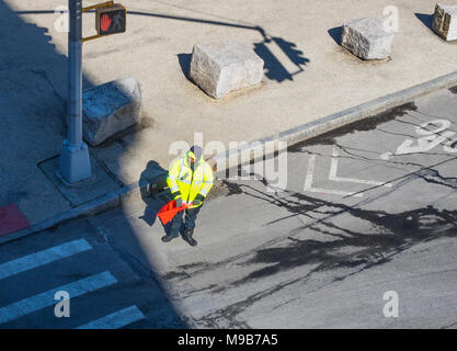 Verkehrspolizist mit einer roten Fahne Regie Verkehr in Dumbo, Brooklyn Stockfoto