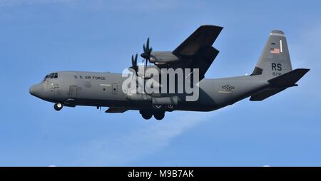 Ein US Air Force C-130 Hercules Transportflugzeug von der 86th Airlift Wing aus der Air Base Ramstein, Deutschland betrieben. Stockfoto