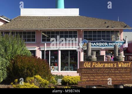 Außenfassade des Hafenhauses mit blauem Himmel am Eingang zum weltberühmten alten Fisherman's Wharf auf der Monterey-Halbinsel, Kalifornien, USA Stockfoto