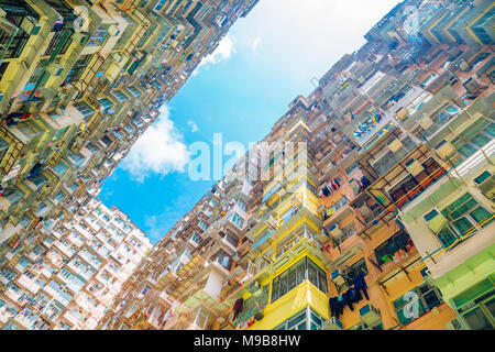 Alte Wohngebäude unter blauem Himmel in Quarry Bay, Hong Kong Stockfoto