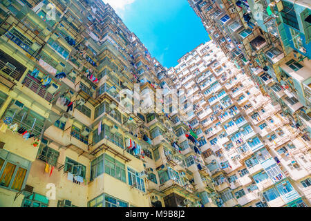 Alte Wohngebäude unter blauem Himmel in Quarry Bay, Hong Kong Stockfoto