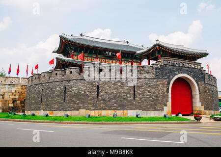 Hwaseong Festung Paldalmun Gate in Suwon, Korea Stockfoto