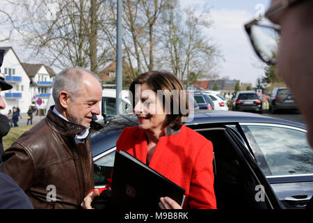 Malu Dreyer, der Minister? Präsident von Rheinland-pfalz, und ihr Mann Klaus Jensen, Oberbürgermeister der Stadt Trier, bei der Kundgebung. Rund 2.000 Antifaschisten aus verschiedenen politischen Parteien und Organisationen durch die Stadt Kandel marschierten, ihren Widerstand gegen den Marsch der rechten AfD-Partei, die an der gleichen Zeit und die Erinnerung an den Mord an einem Mädchen Ende letzten Jahres durch einen Asylbewerber eingesetzt, als Vorwand für einen rechtsradikalen und rassistischen Protest zu zeigen. Der Protest wurde von der rheinland-pfaelzischen Minister? Präsident Malu Dreyer und Politiker aus besucht Stockfoto